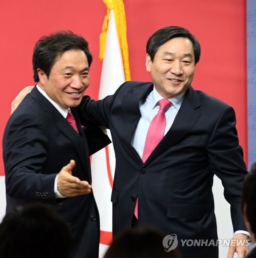 ▲ 인천시장 출마를 선언한 유정복 전 안전행정부 장관(오른쪽)이 9일 서울 여의도 당사에서 이날 불출마를 선언한 이학재 의원과 포옹하고 있다. ⓒ연합뉴스