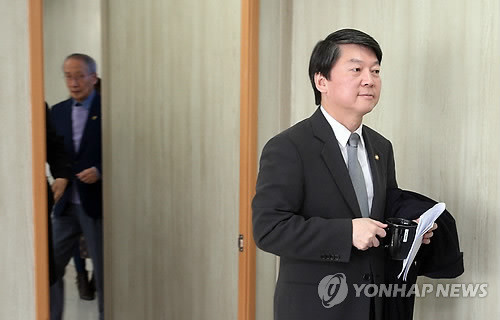 ▲ 안철수(오른쪽) 새정치연합 중앙운영위원장과 윤여준 의장이 10일 오전 서울 영등포구 여의도동 사무실에서 열린 공동위원장단 회의에 입장하고 있다. ⓒ연합뉴스