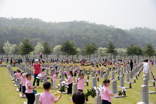 ▲ 현충원을 방문한 유치원생들이 헌화 교육을 하고 있다.ⓒ국립서울현충원 홈페이지