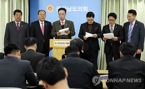 ▲ 전남도의원 15명이 10일 전남도의회에서 기자회견을 열고 "박지원 의원의 말 바꾸기는 구태정치의 대표적 행태"라는 내용의 성명을 발표하고 있다.ⓒ연합뉴스