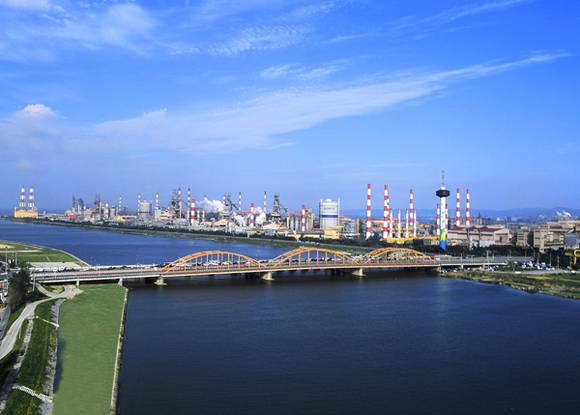 ▲ 포항제철소 전경. 다수의 굴뚝을 보유했음에도, 예상보다 하늘이 청명한 모습 ⓒ포스코