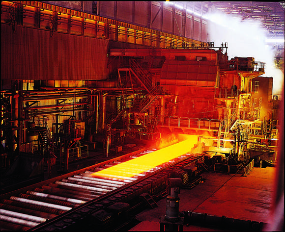 ▲ '지옥에서 만들어진 양갱'과 같이 붉게 달궈진 슬라브 ⓒ포스코