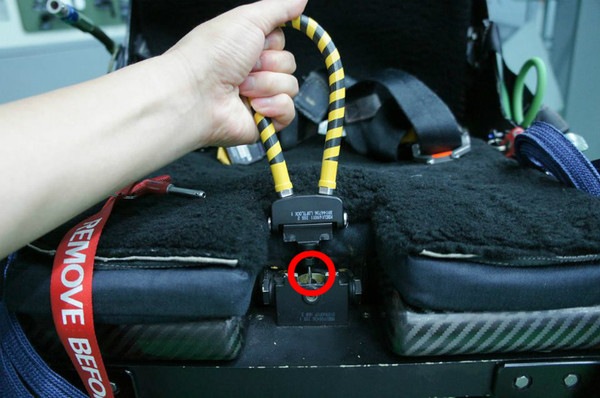 ▲ 사고기와 동형 사출좌석. 붉은 원안이 이번에 문제가 된 랜야드 케이블. ⓒ뉴데일리