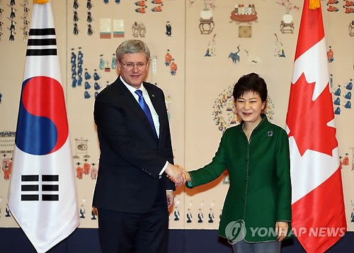▲ 박근혜 대통령과 스티븐 하퍼 캐나다 총리가 11일 오전 청와대에서 열린 정상회담에 앞서 기념촬영하며 악수하고 있다. ⓒ 연합뉴스