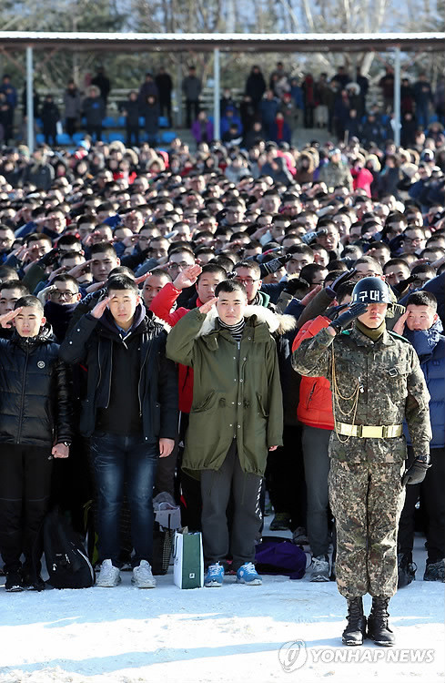 ▲ 입대를 앞둔 입영대상들이 경례를 하고 있다.ⓒ연합뉴스