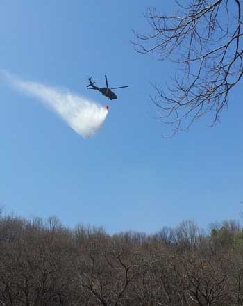 ▲ 산불진화에 나서는 블랙호크 헬기.ⓒ주한미군