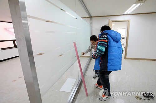 ▲ 서울시장 새누리당 후보로 출마를 준비 중인 김황식 전 국무총리의 서울 여의도 대하빌딩 사무실에서 11일 인테리어 업체 직원들이 마무리 단장을 하고 있다. ⓒ연합뉴스