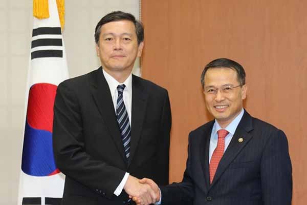 ▲ 2013년 7월 사이키 아키타카 日외무성 사무차관과 김규현 당시 외교부 1차관 회담 모습. [사진: 외교부 홈페이지]