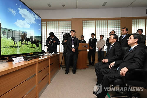 ▲ 지난달 6일 최문기 장관은 KBS를 방문해 UHD 방송 관련 정책현장을 방문했다.ⓒ연합뉴스(미래창조과학부) 무단 전재, 재배포 금지