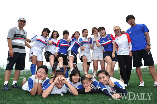 ▲ 2012년 훈련장에서 포즈를 취하고 있는 대한민국 여자 럭비국가대표팀ⓒ뉴데일리 정상윤 기자