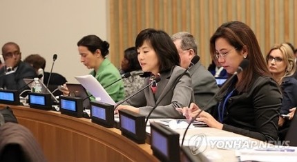 ▲ 조윤선 여성가족부 장관이 11일(현지시각) 미국 뉴욕 유엔본부에서 열린 '제58차 유엔여성지위위원회(CSW)' 고위급 전체회의에서 전 세계 50여 개국 정부수석대표들이 지켜보는 가운데 기조연설을 하고 있다. (여성가족부 제공)ⓒ 연합뉴스