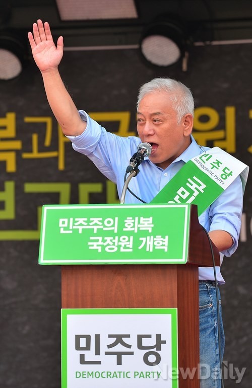 ▲ 김한길 민주당 대표가 지난해 8월 10일 서울 시청광장에서 열린 국정원 규탄 집회에서 연설하고 있다.ⓒ정상윤 기자