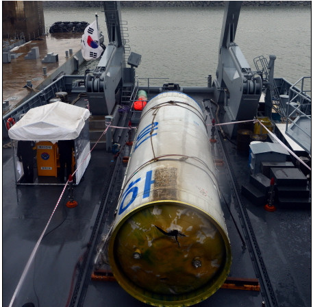 ▲ 2012년 12월 12일 북한이 '로켓'이라며 발사한 장거리 로켓 '은하 3호' 잔해. 우리 해군이 사흘 뒤 잔해들을 건져내 분석을 시작했다. [사진: 국방부]