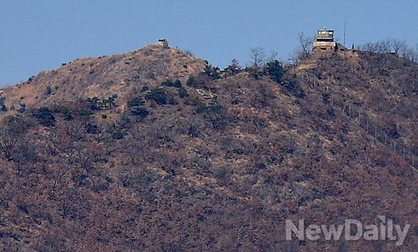▲ 얼마떨어지지 않은 곳에 북한초소가 보인다 ⓒ 뉴데일리 정상윤