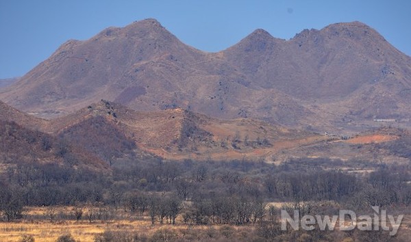 ▲ 북에 있는 낙타고지. 산에 나무가 거의 없어 토양색 산이 보인다. ⓒ 뉴데일리 정상윤