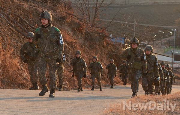 ▲ 점검을 마친 대원들은 교대를 위해 근무지로 이동한다. ⓒ 뉴데일리 정상윤