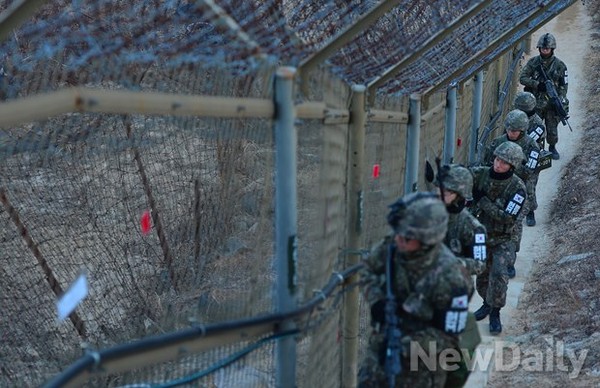 ▲ 해가 산을 넘자 어둠이 금방 내린다. 대원들은 줄을 맞춰 꼼꼼하게 철책근무를 한다. ⓒ 뉴데일리 정상윤