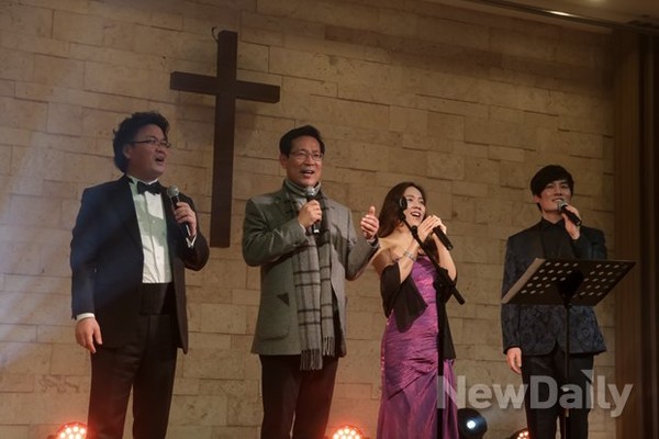 ▲ ‘10월의 어느 멋진 날에’를 열창하는 박선규 '더불어 꿈' 대표와 성악가들.  ⓒ 뉴데일리