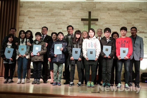 ▲ 장학금을 받은 수여자들과 함께.  ⓒ 뉴데일리