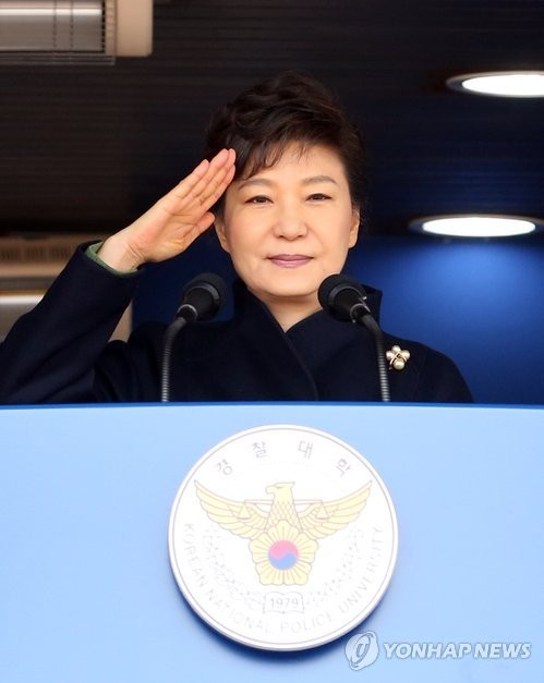 ▲ 박근혜 대통령이 13일 오후 경기도 용인시 기흥구 언남로 경찰대학 연병장에서 열린 제30기 경찰대학 졸업 및 임용식에 참석, 거수경례하고 있다. ⓒ 연합뉴스