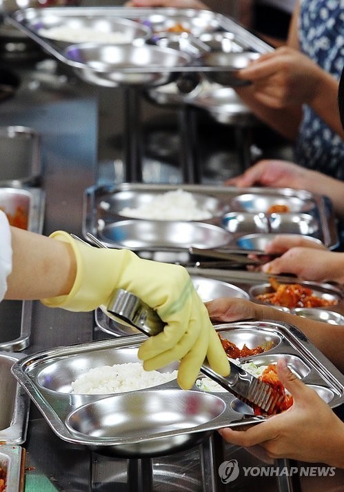 ▲ 서울의한 초등학교 점심시간에 학생들이 급식을 받고 있다.  