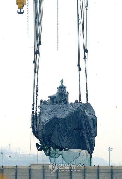 ▲ (자료사진 ) 옮겨지는 천안함 함미 2010.4.20 