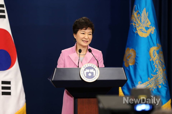 ▲ 박근혜 대통령이 지난 달 25일 취임 1주년을 맞아 진행한 대국민 담화에서 대통령 직속 통일준비위원회를 설치하겠다고 발표했다. ⓒ 뉴데일리(청와대 제공)