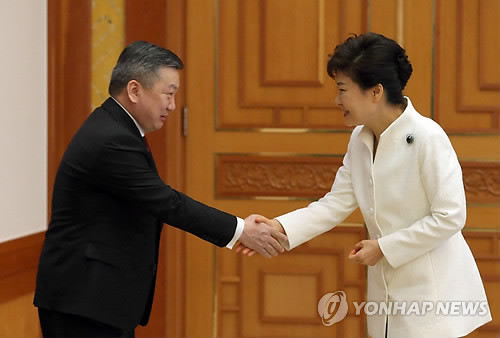 ▲ 박근혜 대통령이 14일 오전 청와대에서 잔다후 엥흐볼드 몽골 국회의장을 접견하며 악수하고 있다. ⓒ 연합뉴스