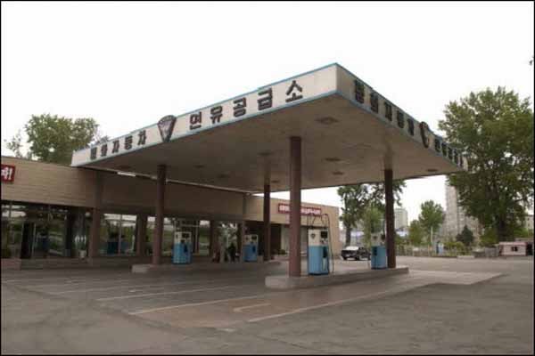 ▲ 북한의 주유소 모습. TV조선은 지난 13일 "중국이 대북원유수출을 중단했다"고 보도했다. [사진: 평화자동차]