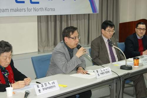 ▲ 한정석 미래한국 편집위원이 14일 사단법인 물망초가 주최한 '불신의 늪에 빠진 대한민국, 천안함을 생각하다' 세미나에서 천안함 관련 유언비어의 생산-유포과정을 설명했다. ⓒ 물망초 제공