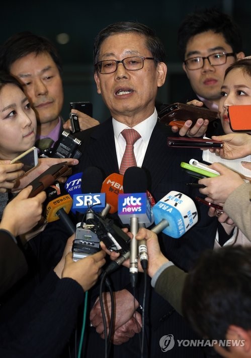 ▲ 김황식 전 국무총리가 14일 오후 인천국제공항을 통해 귀국, 취재진의 질문에 답하고 있다. 김황식 전 총리는 이날 6새누리당 서울시장 후보 경선 출마를 공식화 했다. ⓒ연합뉴스