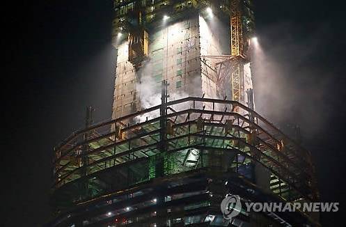▲ 지난달 16일 롯데월드타워 현장 47층에서 화재가 발생했다.