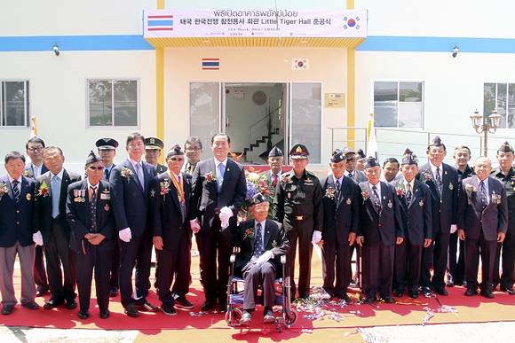 ▲ 롯데그룹과 국방부는 14일, 태국 방콕 외곽의‘람인트라’지역에서 한국전쟁 참전용사회관 준공식을 가졌다. 준공식에는 롯데정책본부 CSR팀 이석환 상무(사진 왼쪽부터 여섯번째), 국방부 인사복지실 박대섭 실장(왼쪽부터 열번째), 태국 국방부 차이왓(Chaiwat) 대장(왼쪽부터 열세번째) 등이 참석했다. ⓒ롯데그룹.