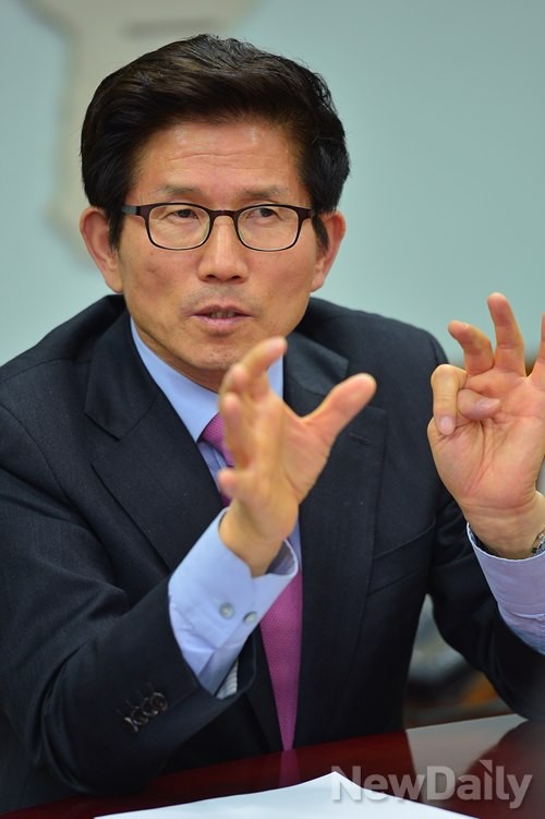 ▲ 김문수 경기도지사가 지난 13일 와의 인터뷰에서 자신의 향후 계획을 밝히고 있다. ⓒ 정상윤 기자