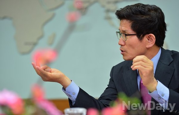 ▲ 김문수 경기도지사가 지난 13일 와의 인터뷰에서 자신의 향후 계획을 밝히고 있다. ⓒ 정상윤 기자
