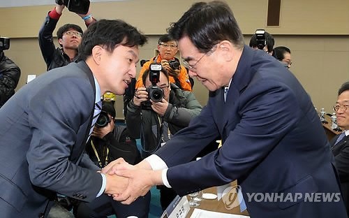 ▲ 새누리당 우근민 제주지사와 원희룡 전 의원이 15일 오전 제주시도 서귀포시에 있는 제주국제컨벤션센터에서 열린 제1회 국제전기자동차 엑스포 개막식에서 악수하고 있다. ⓒ연합뉴스