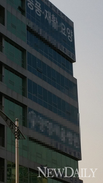 ▲ 인근 상업단지의 한 건물. 2층과 4,5,6층이 비어있다. ⓒ 김상훈 인턴기자