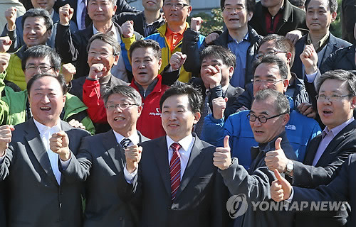 ▲ 원희룡 새누리당 전 의원이 16일 오후 제주시 관덕정 광장에서 제주도지사 선거 출마를 선언하고 나서 행사장을 찾은 동창들과 함께 파이팅을 외치며 기념촬영을 하고 있다. ⓒ연합뉴스