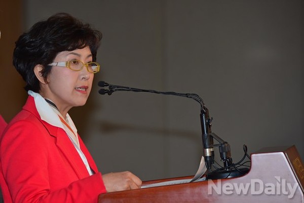 ▲ 서울시장에 출마 선언한 [정미홍] 정의실현국민연대 대표가 14일 국회 정론관에서 박원순시장의 가면행정과 가짜복지를 비판하며 출마에 대한 확고한 의지를 보였다. ⓒ 정상윤 기자