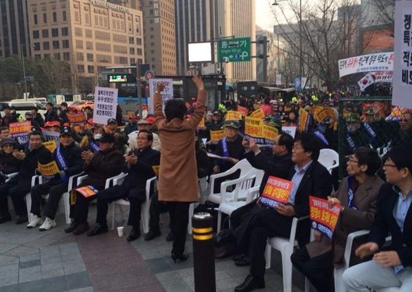 ▲ 서울시장 선거 출마를 선언한 정미홍 정의실현국민연대 상임대표가 손을 흔들고 있다. ⓒ 뉴데일리