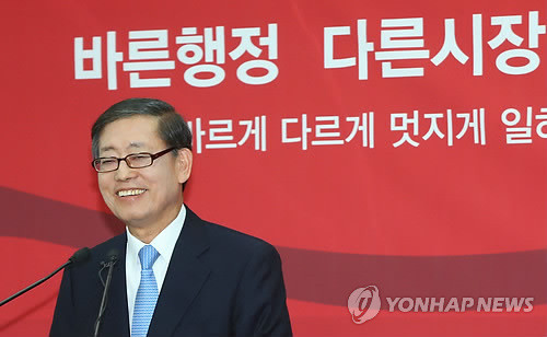 ▲ 김황식 전 국무총리가 16일 오후 서울 여의도 새누리당 당사에서 열린 6·4 지방선거 서울시장 새누리당 후보 출마 공식선언 기자회견에서 질문을 들으며 미소짓고 있다. ⓒ 연합뉴스