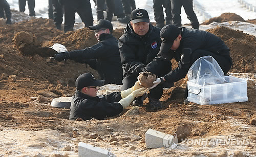 ▲ 국방부유해발굴감식단이 지난해 12월 20일 오전 경기도 파주시 적성면 답곡리 적군묘지에서 중국군 유해 굴토 작업을 벌이고 있다.ⓒ연합뉴스