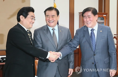 ▲ 최경환 새누리당 원내대표와 전병헌 민주당 원내대표가 17일 오전 국회의장실에서 원자력방호방재법 개정안 처리를 촉구하기 위해 열린 강창희 의장과 여야원내지도부 회동에서 악수하고 있다. ⓒ연합뉴스