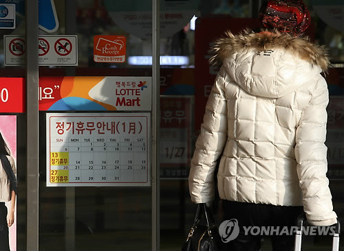 ▲ 의무휴업 공고문이 붙어있는 서울시내 대형마트의 모습.ⓒ 연합뉴스