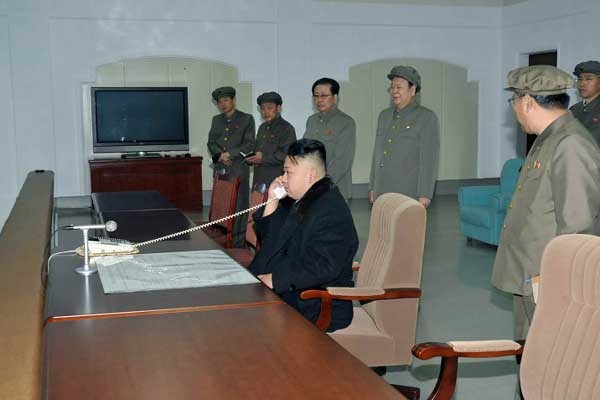 ▲ 전화 거는 정은이. 정은이와 '미라'로 보관 중인 애비 김정일의 반인류 범죄는 시쳇말로 '역대급'이다. [사진: 조선중앙TV 보도화면 캡쳐]