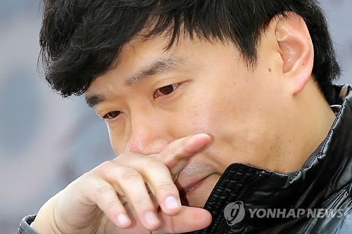 ▲ '서울시 공무원 간첩 사건' 피고인 유우성 씨가 15일 오후 서울 서린동 청계광장에서 민주사회를 위한 변호사 모임, 민주주의 법학연구회 등이 공동 주최한 '국정원과 검찰의 간첩 증거조작 사건 설명회'에 참석해 발언을 마치며 눈시울을 붉히고 있다. 2014.3.15 