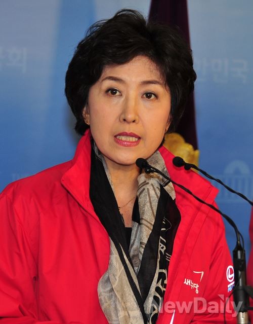 ▲ 새누리당 서울시장 경선에 참여한 정미홍 정의실현국민연대 대표가 18일 국회에서 기자회견을 갖고 당의 3배수 컷오프 도입에 대해 비판하고 있다. ⓒ이종현 기자