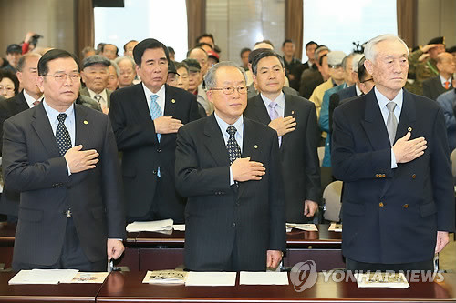 ▲ 17일 오후 서울 중구 태평로 프레스센터에서 열린 '제주4.3사건 바로잡기 대책회의 출범대회'에서 참석자들이 국민의례를 하고 있다. ⓒ연합뉴스