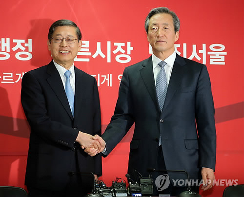 ▲ 서울시장 경선 출마를 발표한 김황식 전 총리가 17일 서울 여의도 본인의 사무실을 방문한 정몽준 새누리당 의원과 악수하고 있다. ⓒ연합뉴스