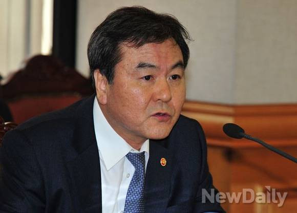 ▲ 신제윤 금융위원장의 취임 1주년이 임박했다. 하지만 각종 금융사고로 고초를 겪고 있어 이 사실 마저 쉬쉬해야 할 분위기다. ⓒ 이종현 사진기자